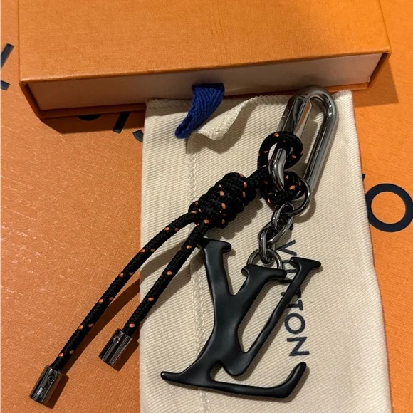 Louis Vuitton LV Shape Rope Bag Charm & Key Holder Metal - Picture 3 of 10